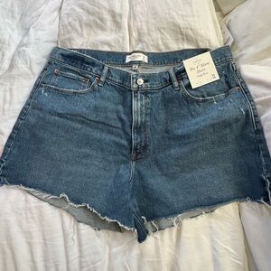NWT Abercrombie & Fitch 4” Mom Short